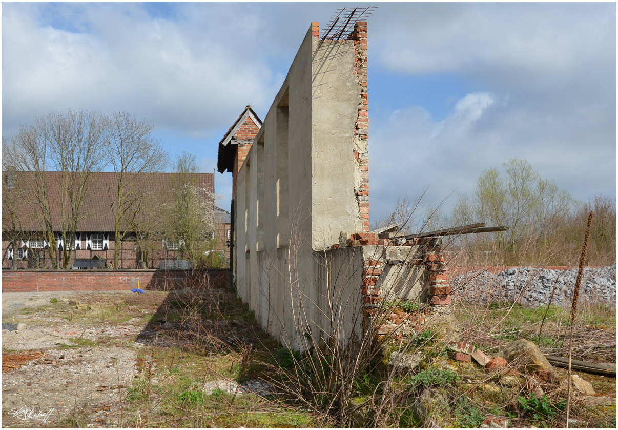 Einzelne Mauer von Lüdinghausen aus gesehen vor Burg Kakesbeck