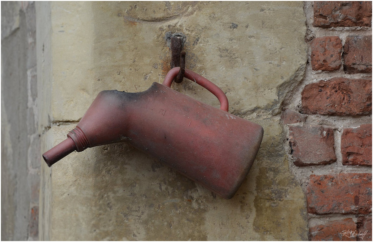 Ungenutzte Ölkanne im Innenhof der Hauptburg von Burg Kakesbeck