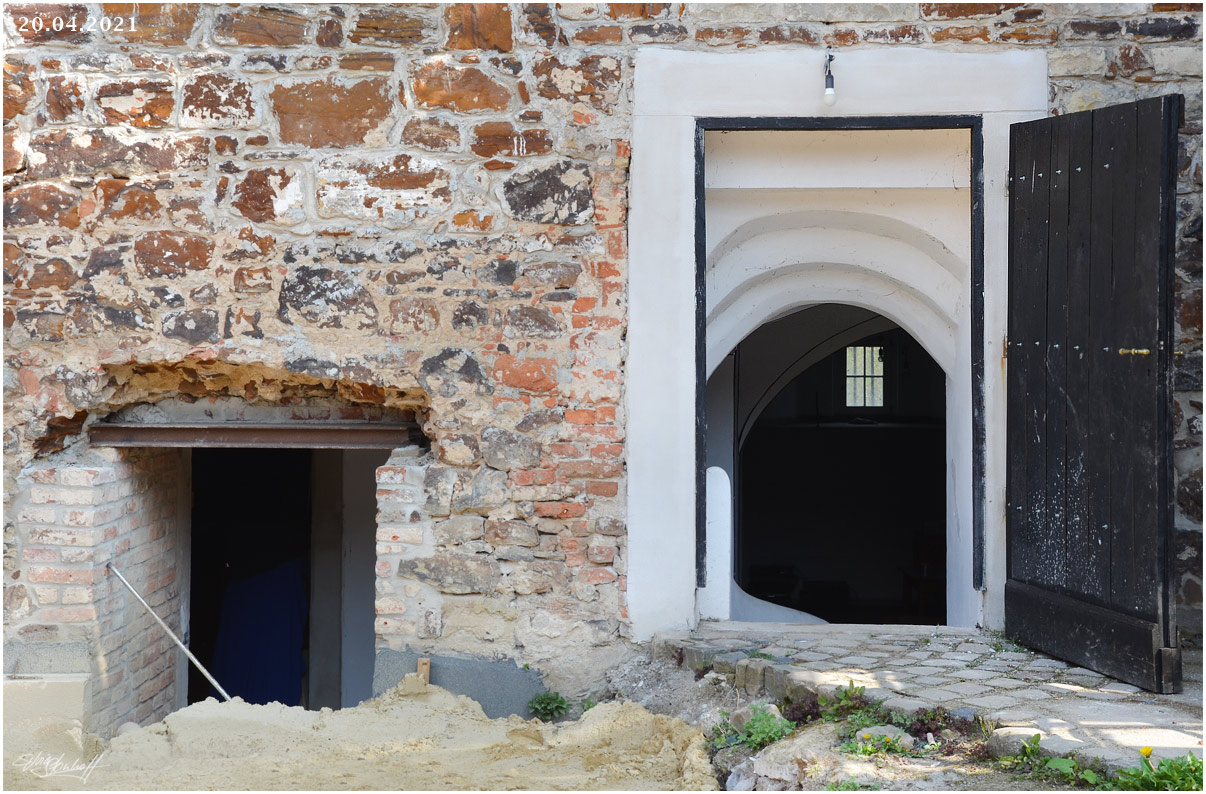 Tor zum Gewölbekeller im Innenhof der Hauptburg von Burg Kakesbeck
