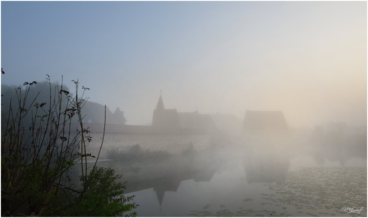 Burg Kakesbeck im Nebel, Bild von Atelier-Burg-Kakesbeck.de