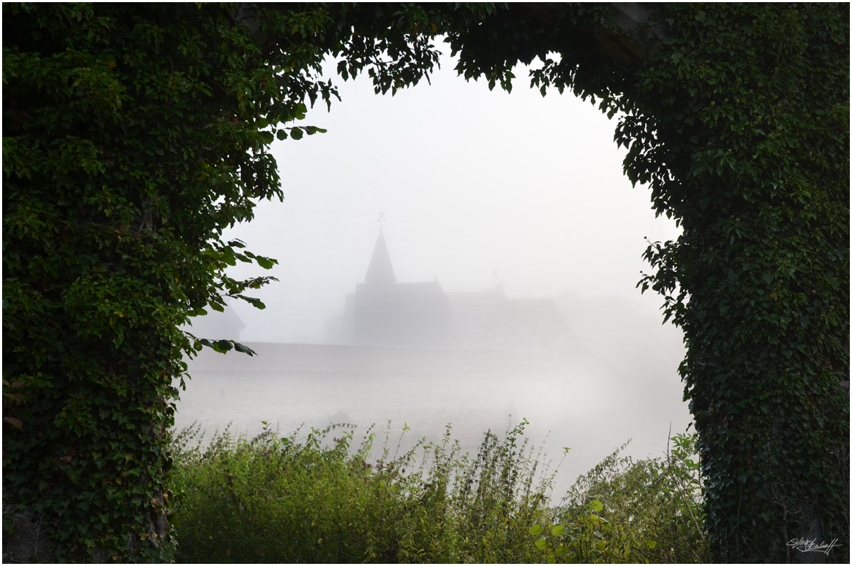 Burg Kakesbeck im Nebel, Bild von Atelier-Burg-Kakesbeck.de