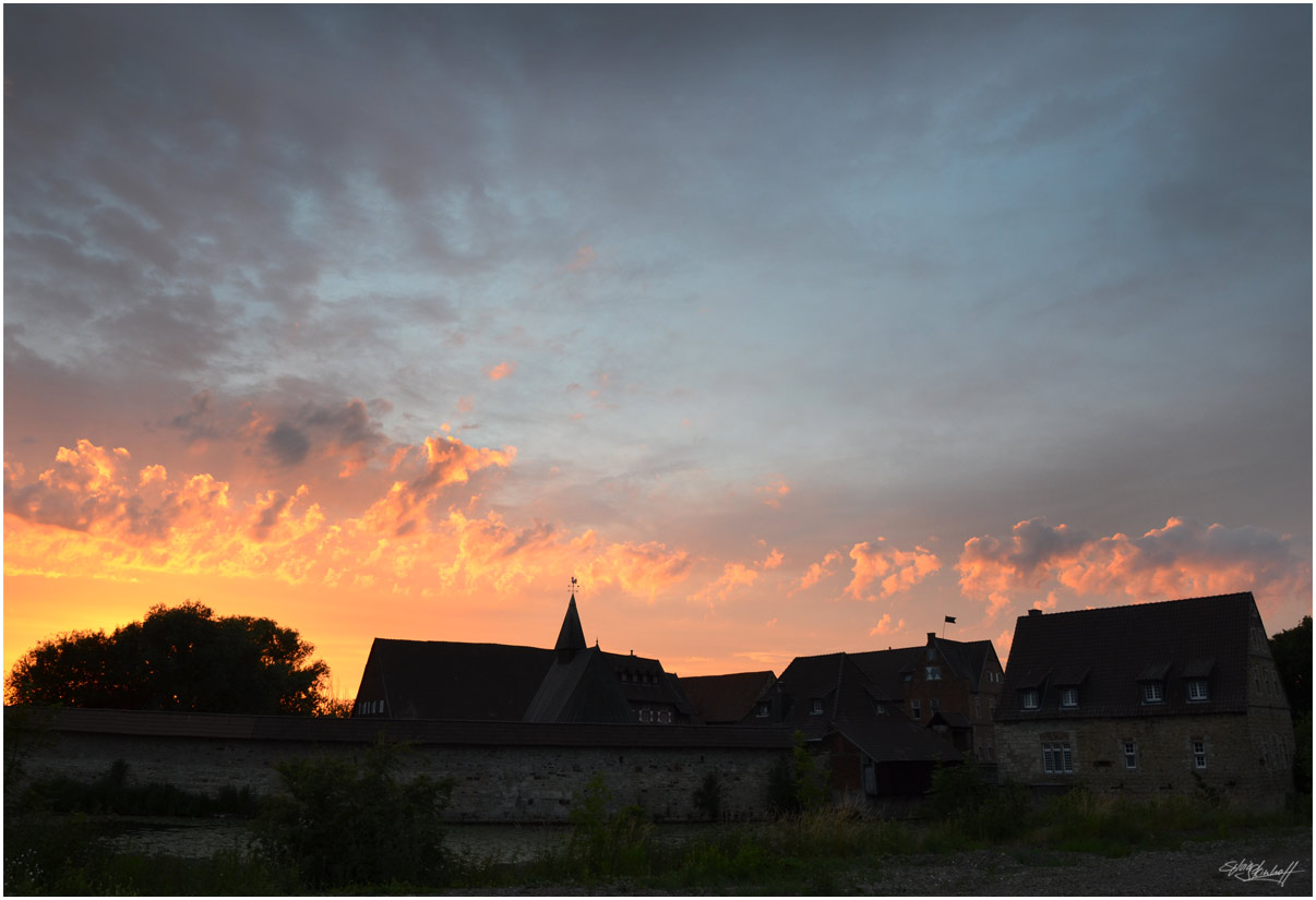 Sonnenuntergang Mitte Juli über Burg Kakesbeck