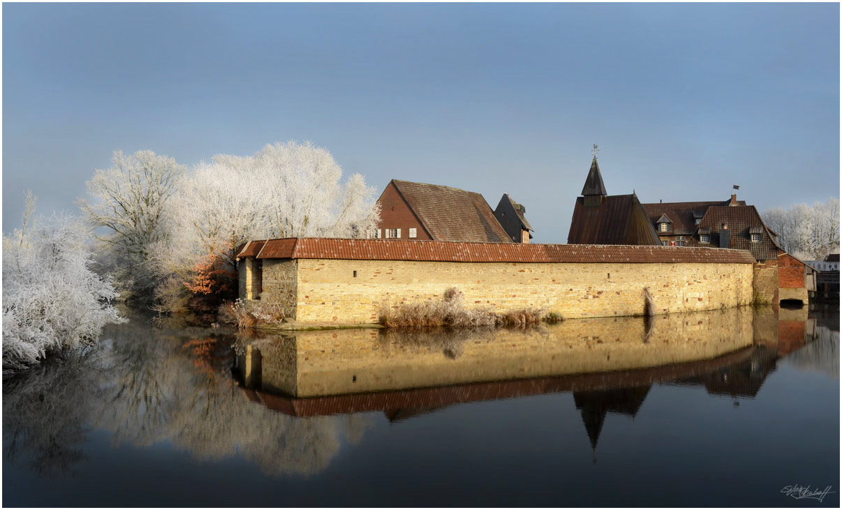 Wintersonne im Dezember an der Burg Kakesbeck von Atelier-Burg-Kakesbeck.de