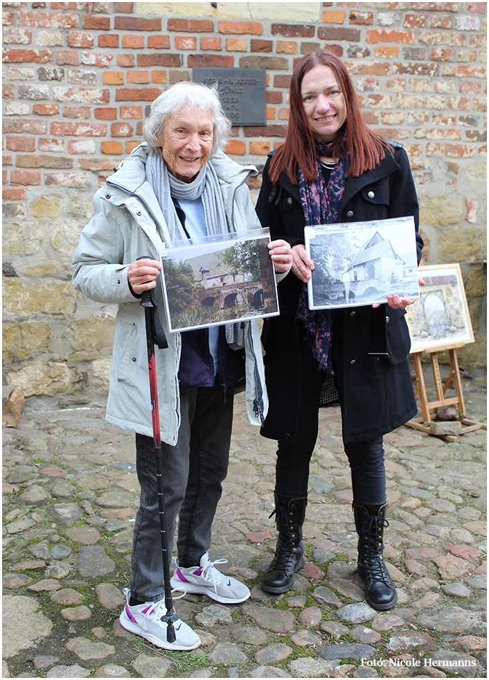 Hildegard Grewing und Sylvia Steinhoff mit zwei Aufnahmen aus den 1970er Jahren (Foto: Nicole Hermanns)