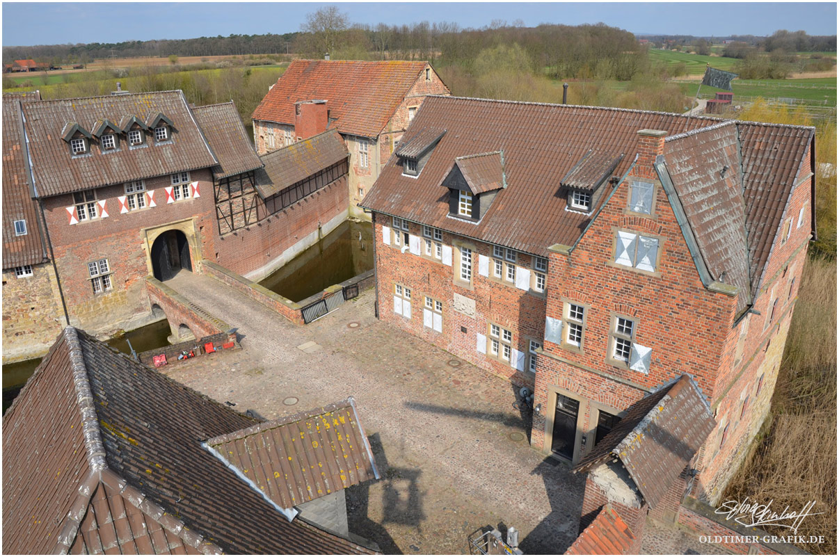 Innenhof der Vorburg der Burg Kakesbeck mit Blick auf die Kortegarre oder Wachhaus