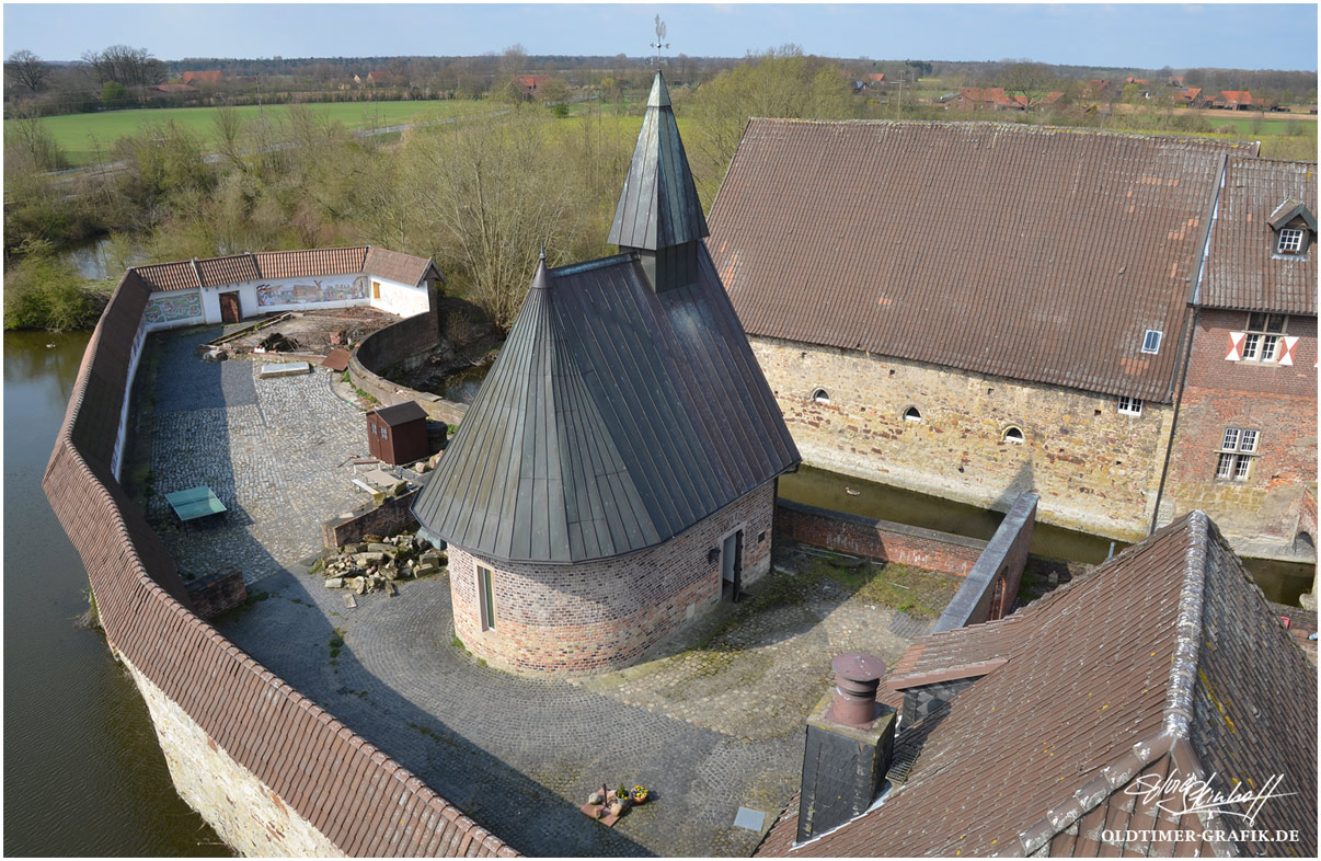 Luftaufnahme der Kapelle mit den Heiligen von Kakesbeck in der Burg Kakesbeck in Lüdinghausen