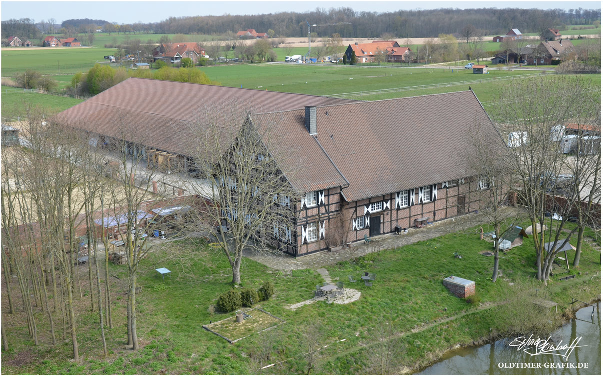 Luftaufnahme des Reiterhofes mit dem Vierständerfachwerkhaus der Burg Kakesbeck vor den Toren Lüdinghausens im Frühjahr 2020