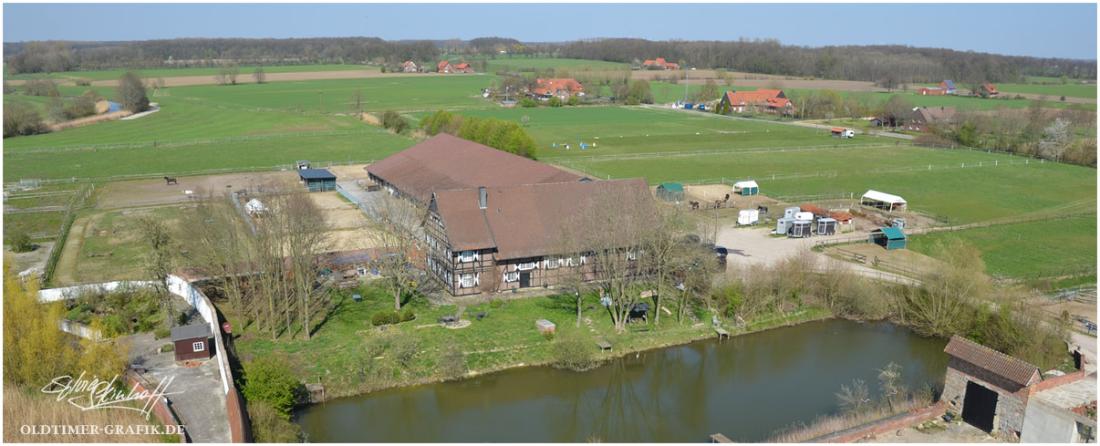 Im Frühjahr 2020 das ehemalige Gestüt Moorhof mit dem Vierständerfachwerkhaus der Burg Kakesbeck aus der Vogelperspektive