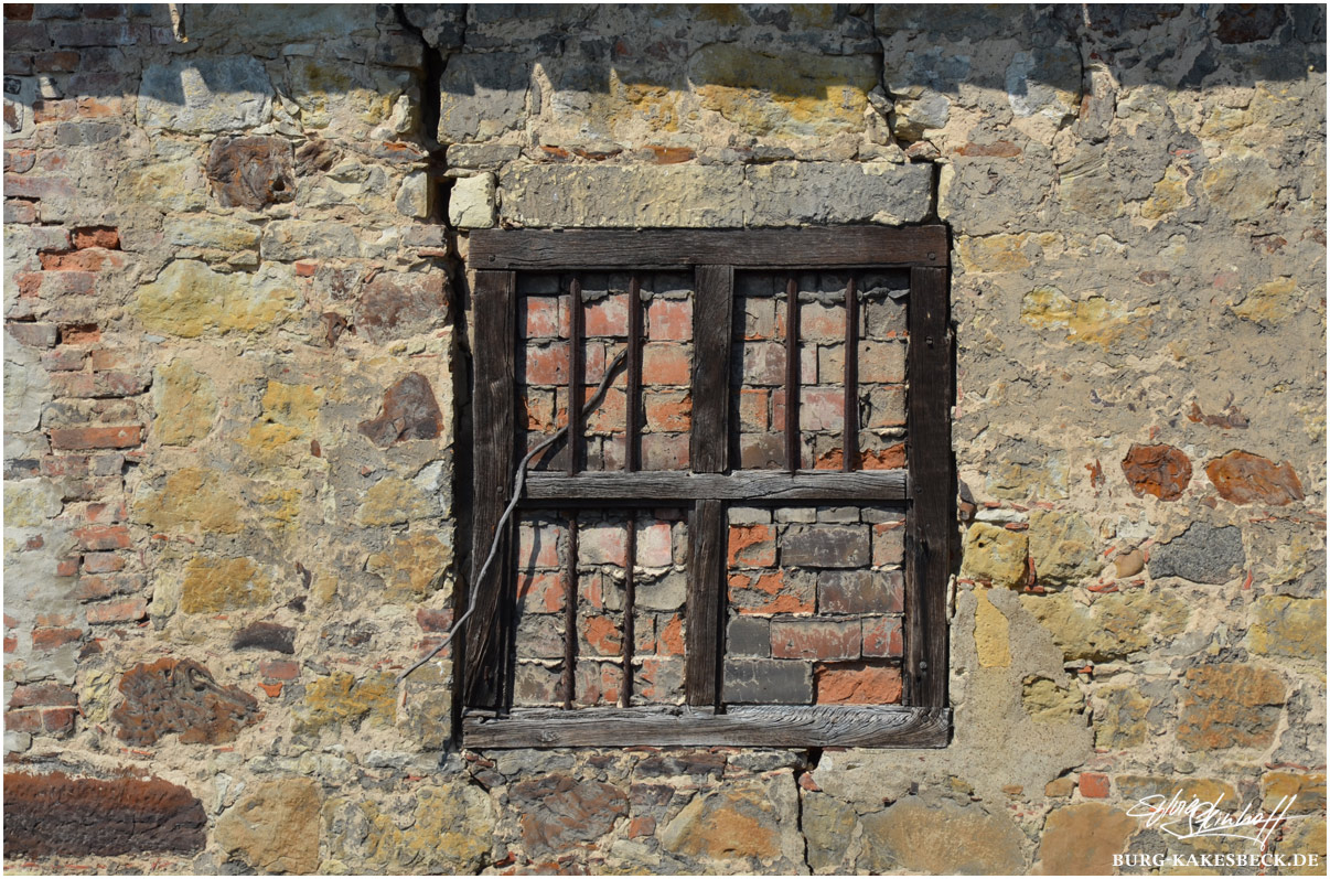 Ein ehemaliges Stallfenster. Detail in der Burg Kakesbeck